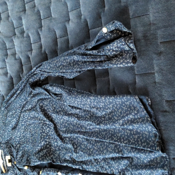 Blue button-down shirt with tiny white Hibiscus print - Picture 4 of 4